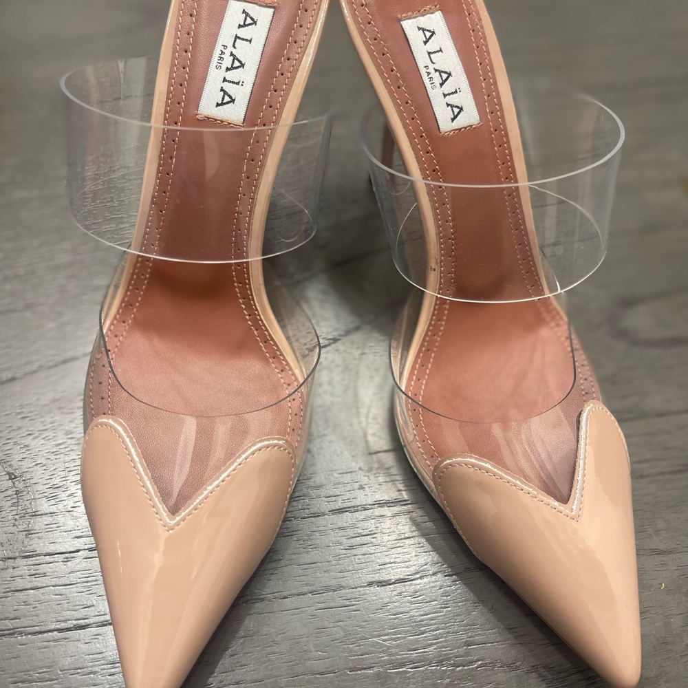 ALAÏA: Le Coeur Mules in Patent Calfskin
Women's Nude Pumps with Clear Straps